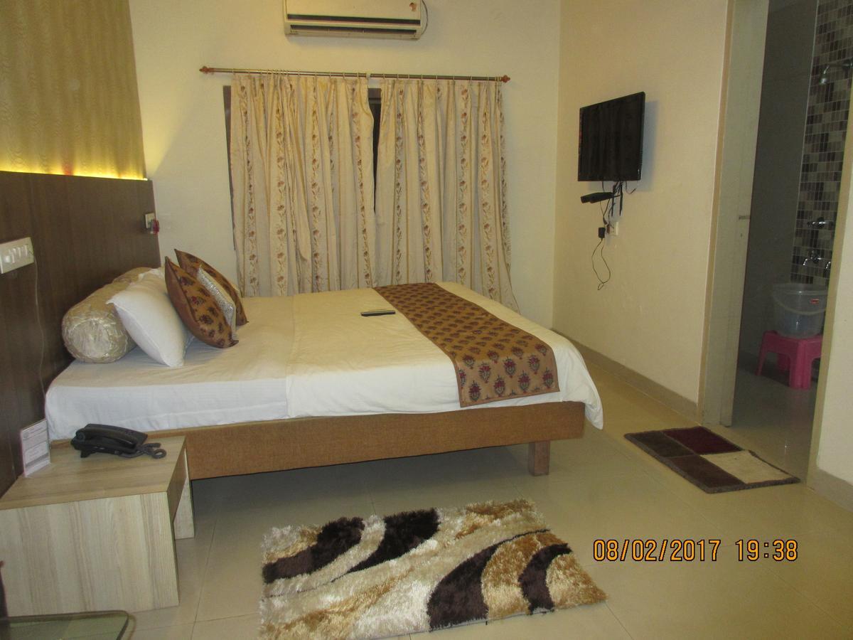 Hotel Panchratna Panvel Exteriör bild