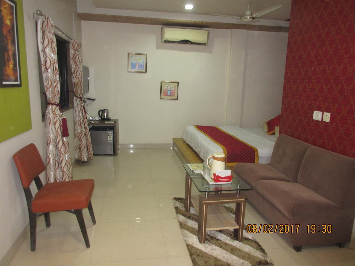 Hotel Panchratna Panvel Exteriör bild