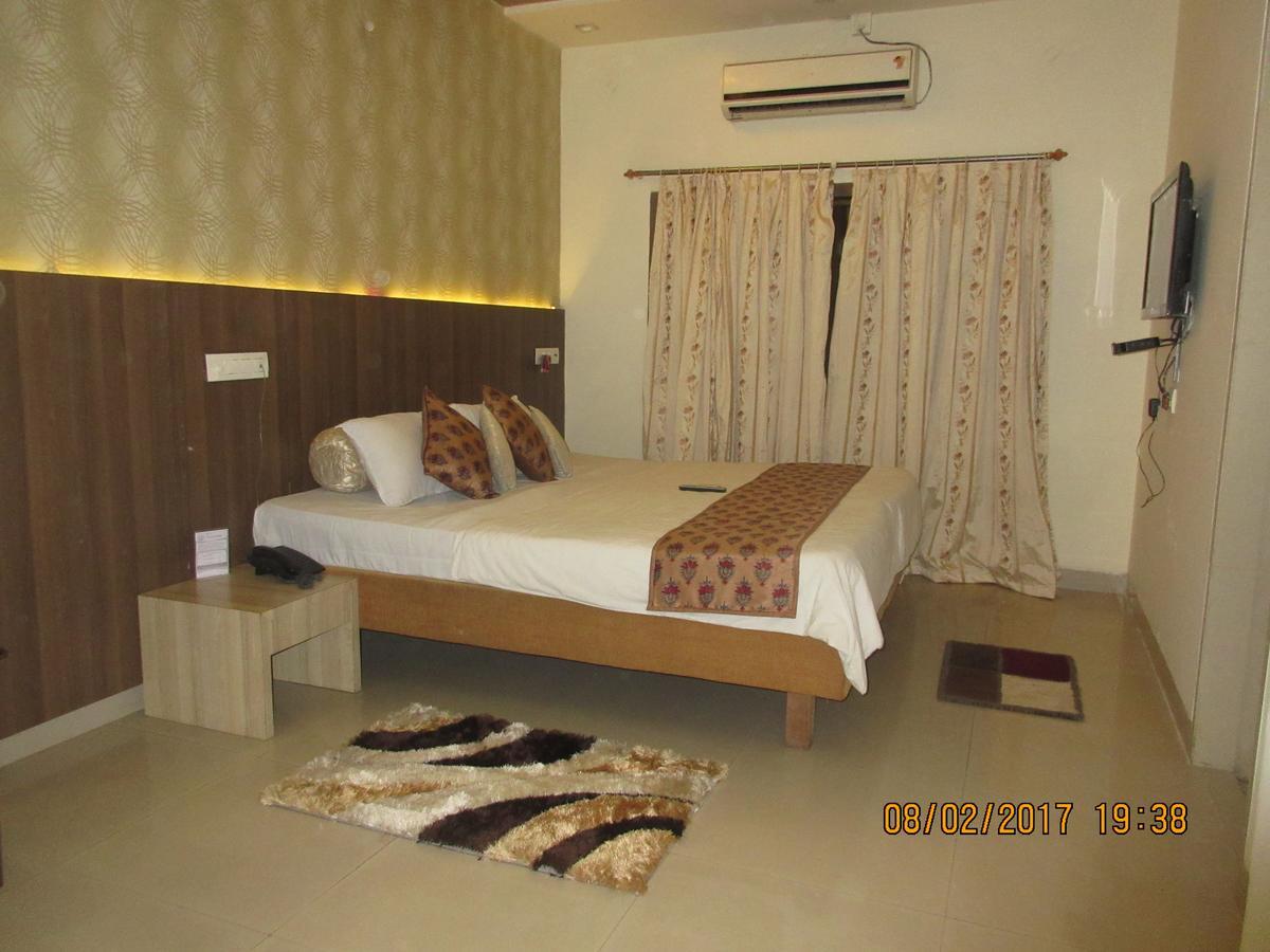 Hotel Panchratna Panvel Exteriör bild
