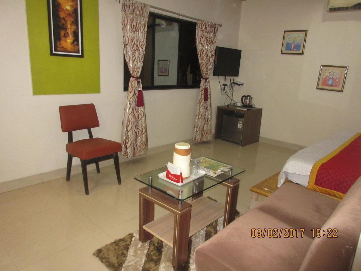 Hotel Panchratna Panvel Exteriör bild