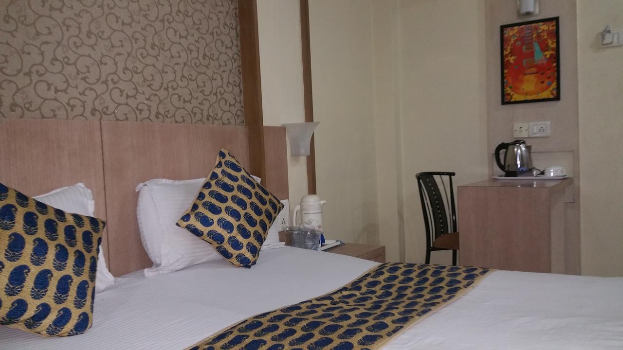 Hotel Panchratna Panvel Exteriör bild